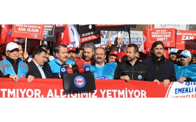 Memur-Sen "Refah Payı" Talebini Hazine ve Maliye Bakanlığı Önünde Bir Kez Daha Yineledi